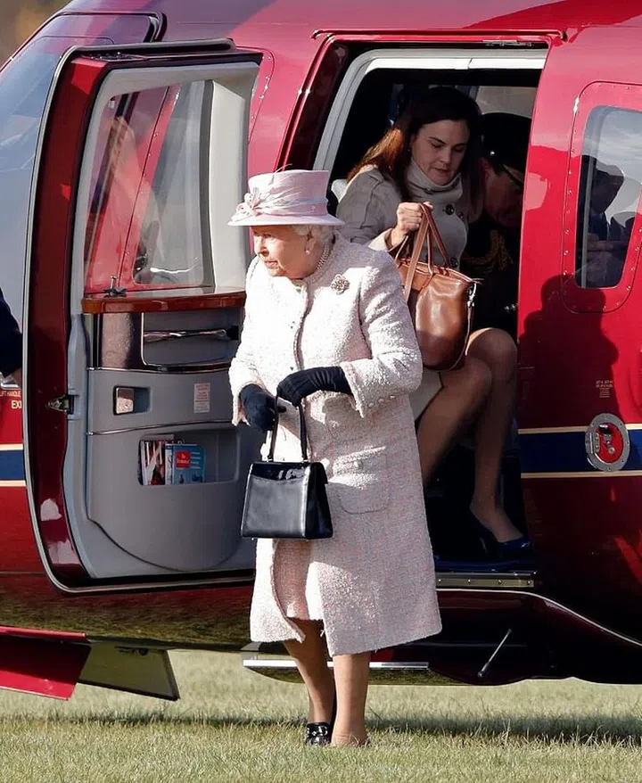 Samantha Cohen and the Queen during a visit to Newmarket, England in 2016. Photo: Getty