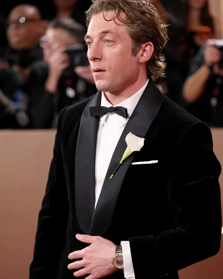 best jewellery and watch moments golden globes 2026 | jeremy allen white louis vuitton tambour watch