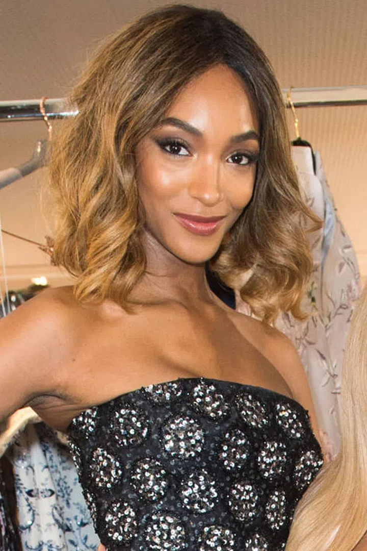 Dunn adds dimension to her ladylike lob with mid-strand S waves and golden highlights. Photo: Getty