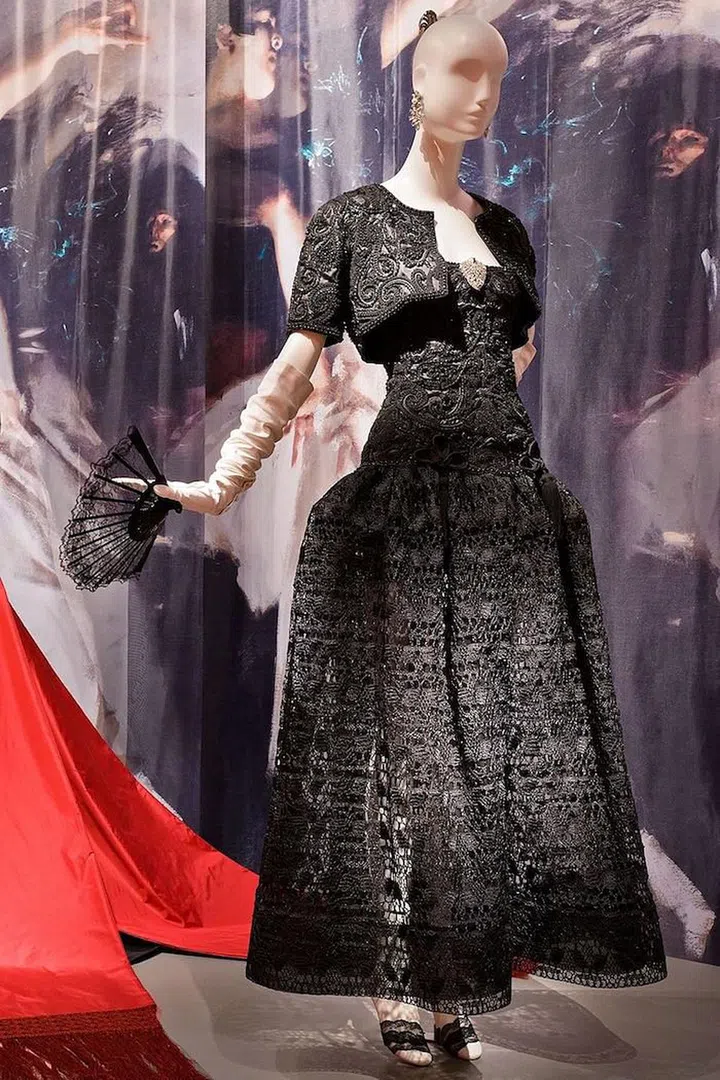 Oscar de la Renta for Pierre Balmain, Evening Ensemble, spring/summer 2004, silk, passementerie, bead embroidery, silk tassels, and raffia, the Collection of Annette de la Renta.
