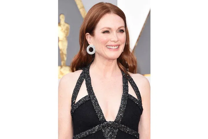 If we have to pick our favourite beauty accessory of Julianne Moore’s it’s her mega-watt smile. Plus, subtle smokey eyes, a Chanel gown and killer jewelry from Chopard couldn’t hurt too. 