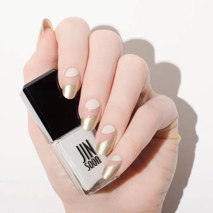 Find it tough to pick one? Just have it all! Nudes to sheers and metallic tips for  the indecisive modern bride. Photo: @jinsoon