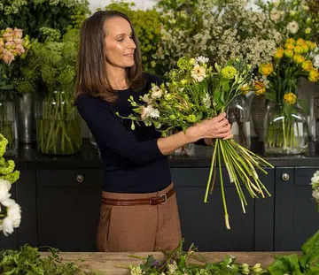10 easy ways to make flowers look beautiful in your own home