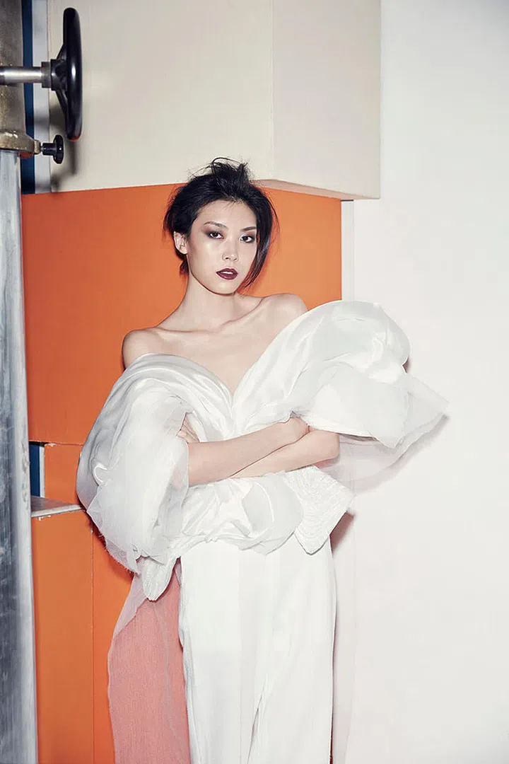 The designer worked with an all-white palette to highlight the sculptural quality of his designs. Using organza, taffeta, satin and technical fabrics, he constructed swooping curves, billowing trains and other bold silhouettes that echo the architecture of his home country.