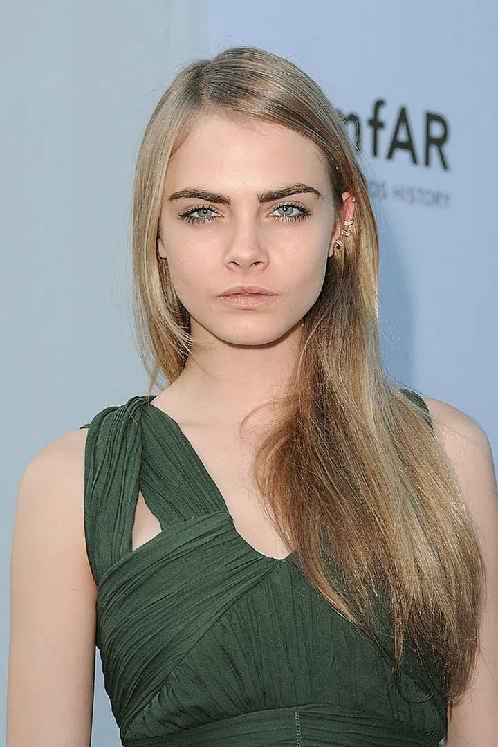 Au naturale with her signature bold brows.