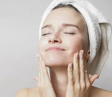 5 Skincare Habits Everyone Should Have To Age Gracefully