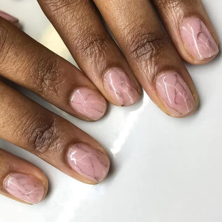 A marble manicure looks softer in shades of pink and violet. Photo: @astrowifey