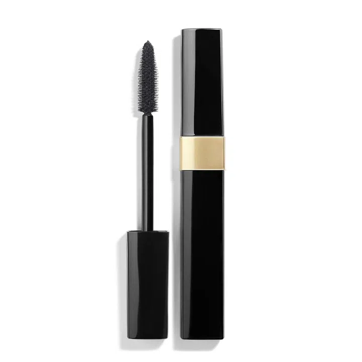 Luxurious packaging aside, the thin bristle brush of this mascara is soft and flexible, which makes application a breeze. Thanks to its tapered shape, it is perfect for Asian eyes as it reaches tiny lashes at the inner and outer corners of the eyes easily. The mascara bristles deposit just the right amount of formula, instantly volumises, curls, separates and defines lashes. Formulated to resist water, humidity and sebum, all you have to do is apply this in a zig zag motion from root to tip, and you’ll forget you even have it on for the rest of the day.