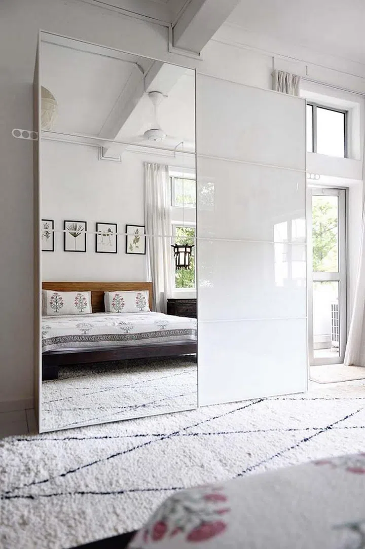 A full-height mirror doubles the spatial perception. (Photo: Carli Teteris, courtesy of Grounded)
