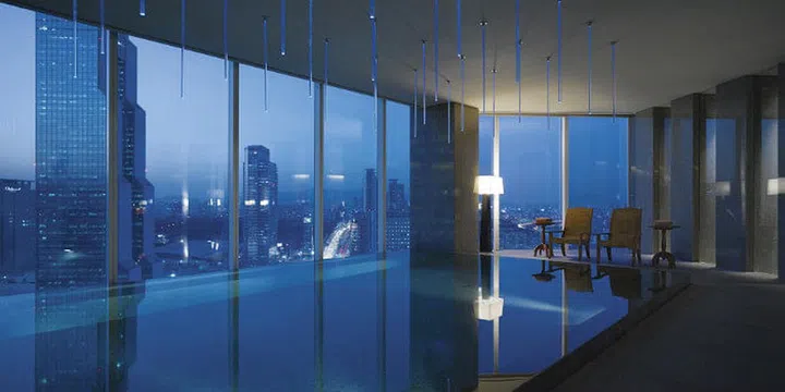 Do laps with the city beneath 
you at the Park Club’s pool