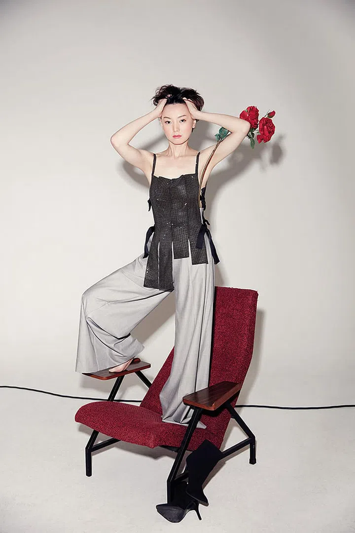 A result of artful slicing and slashing, the asymmetry of Zhao’s collection was her interpretation of the chaos and confusion of modern urban life. The colours of concrete jungles informed her palette of muted greys, blues and whites, punctuated by flashes of Swarovski crystals.