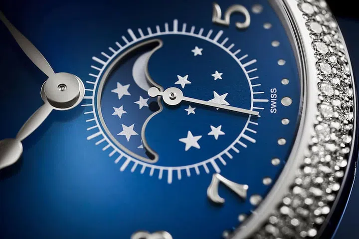 Patek Philippe’s Ladies Calatrava Moonphase Ref. 7121/200G-001