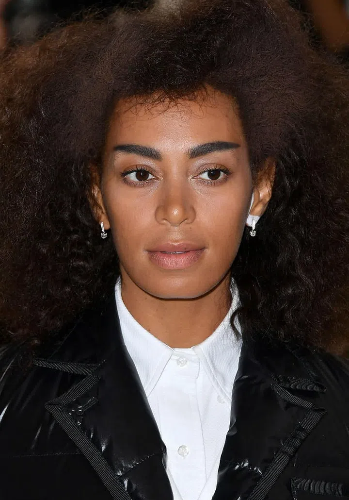 Knowles opts for an au naturel look, defining her glowing cafe au lait skin with strong brows (Photo: Getty)