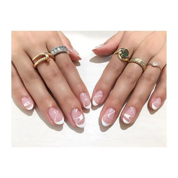 Like a traditional French manicure, except so much cooler. Photo: @macokwsk