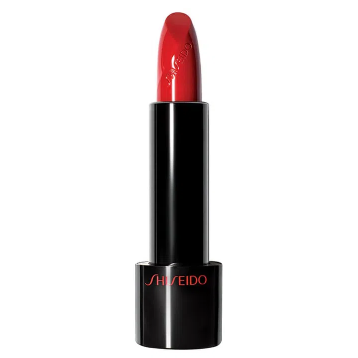 This creamy formula packs luminous colour and moisture for soft, plump lips.  
