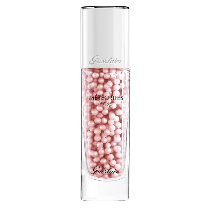 Packed with tiny microspheres that enhance light diffusion, this creates a halo of radiance that mimics a post-facial glow. 
