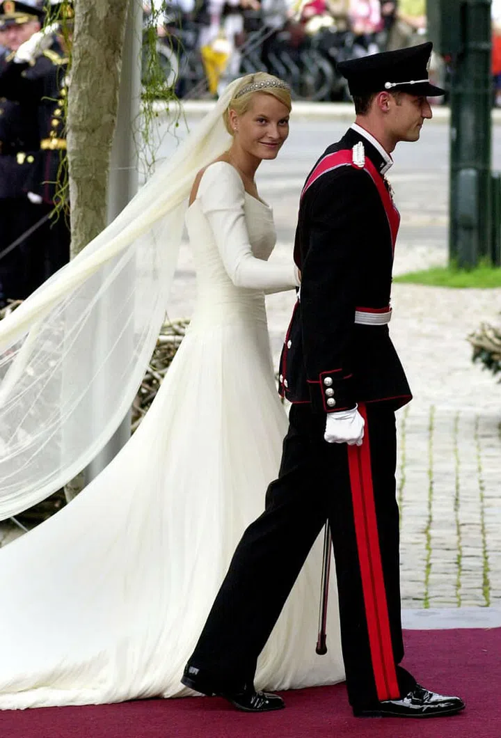 Mette-Marit Tjessem Hoiby met The Crown Prince Haakon of Norway during a party at the Quart Festival, Norway's largest music festival. The two later met again and started dating, and were married in 2001.

Prior to becoming Norwegian royalty, Mette-Marit was a waitress and a single mother, reports Marie Claire, making this meeting a real life Cinderella story. Photo: Getty