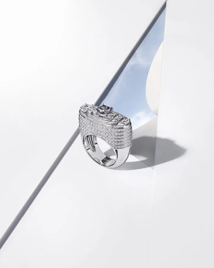 The dramatic Ondule ring in white gold with a fancy grey violet diamond and white diamonds.