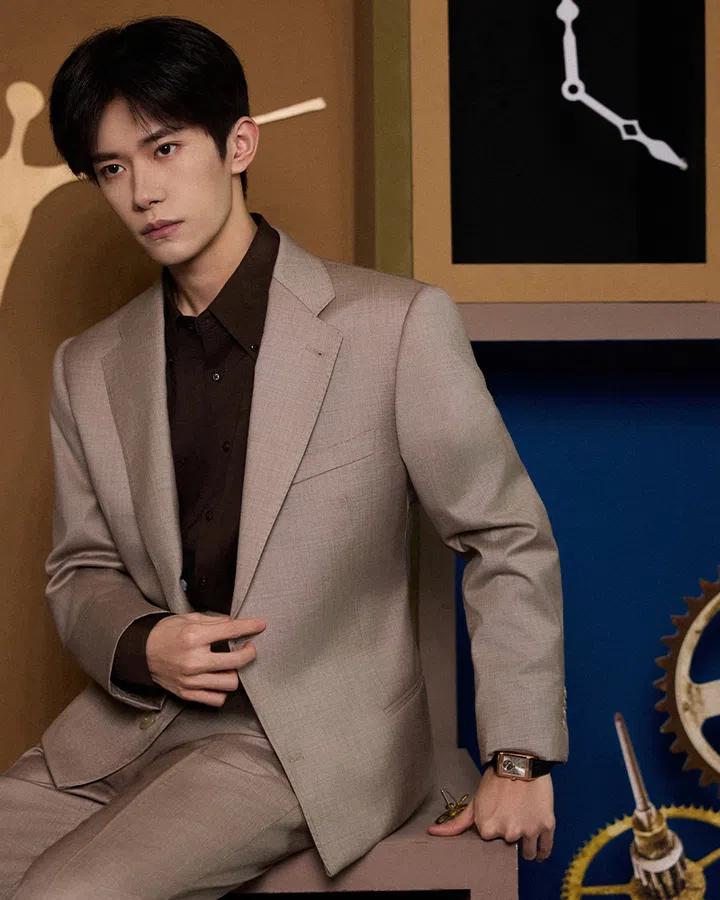 jackson yee wearing beige suit black shirt jaeger lecoultre reverso | the dream shaper exhibition shanghai
