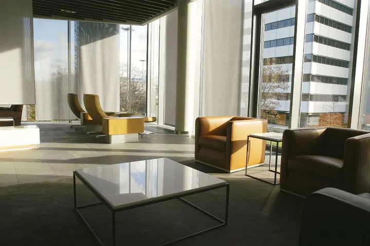 First-Class passengers on Lufthansa at Frankfurt airport are treated to the VIP treatment before even setting foot in the lounge. At the First-Class Terminal, the airline offers valet parking service for both rental and private cars and also takes care of any checked baggage. These passengers are also assigned a personal assistant to take care of individual travel needs and alert them when it's time to head to the gate. They'll even escort them all the way there. 