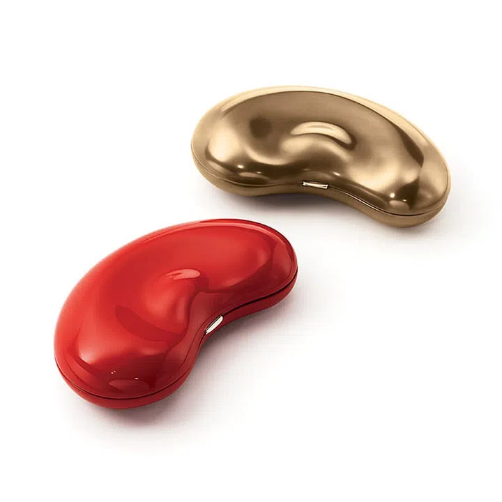 Defined by a smooth silhouette, this purse is expressed in red lacquer and silver creations.