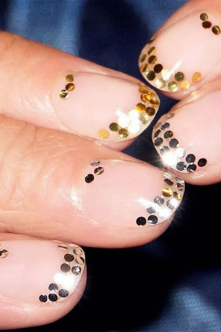 Geometric lines of glided flecks make for a fete-ready fingertip.
@aliciatnails