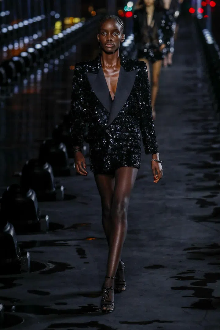 Black is always on point—and it doesn't hurt to dress it up with lots of sparkle.

Photo: Showbit