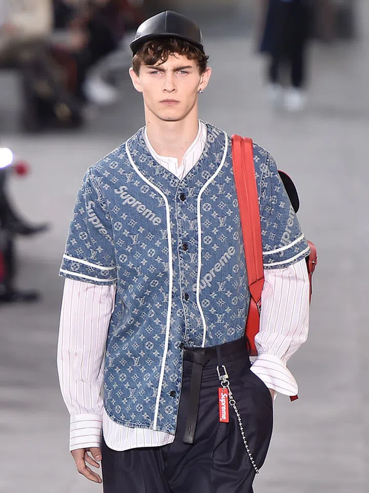 ま 【新品 未使用】LOUIS VUITTON × Supreme Bonhams : Louis Vuitton x Supreme A Limited Edition Red And White