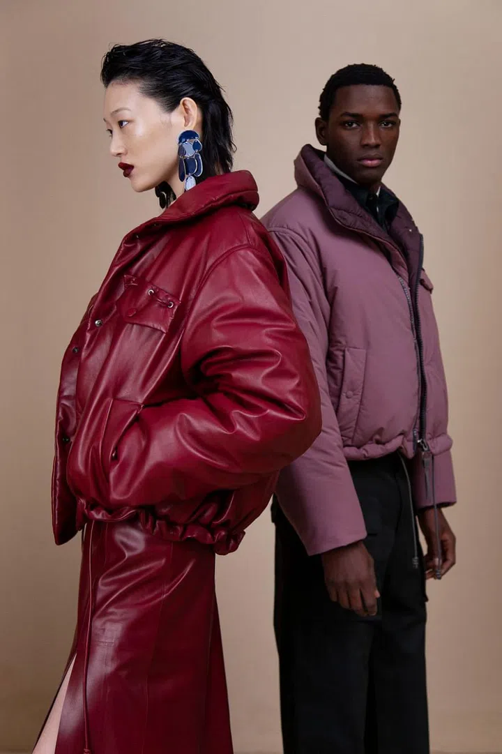 As newly promoted Creative Director, Paul Andrew proved his deftness with the main pillars of the House—namely, shoes and leather. The former category boasted stunning variety, ranging from sneakers to stacked boots and everything in between. For the latter, supple skins were
rendered in lush shades such as forest green, petrol blue, and Bordeaux; and cut into easy pieces like pyjamas, anoraks and jumpsuits. Ease was the overriding mood, with elements of blanket dressing peppered throughout, and coats taking the form of plush leather robes. Even the
opening pinstriped tailored number was deconstructed and softened. Patchwork was another key motif, with archival scarf prints pieced and spliced together on fluid dresses and skirts, while several leather coats and shirts came panelled in other materials.