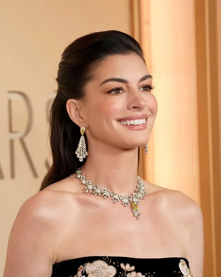 oscars 2026 best jewellery | anne hathaway bvlgari