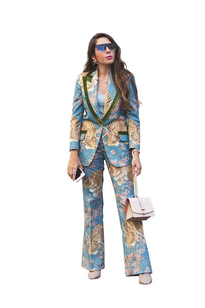 Speak volumes in a
bold monoprint pantsuit. (Photo: Showbit)
