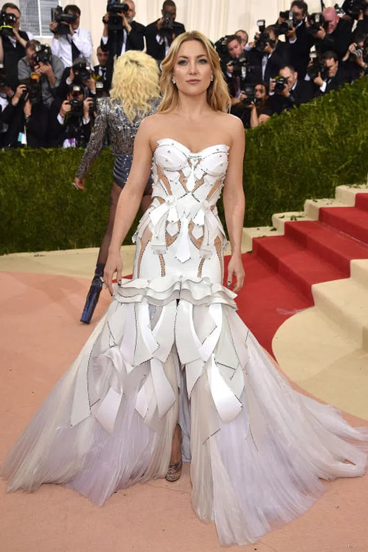 Kate Hudson in Atelier Versace. Photo: Getty
