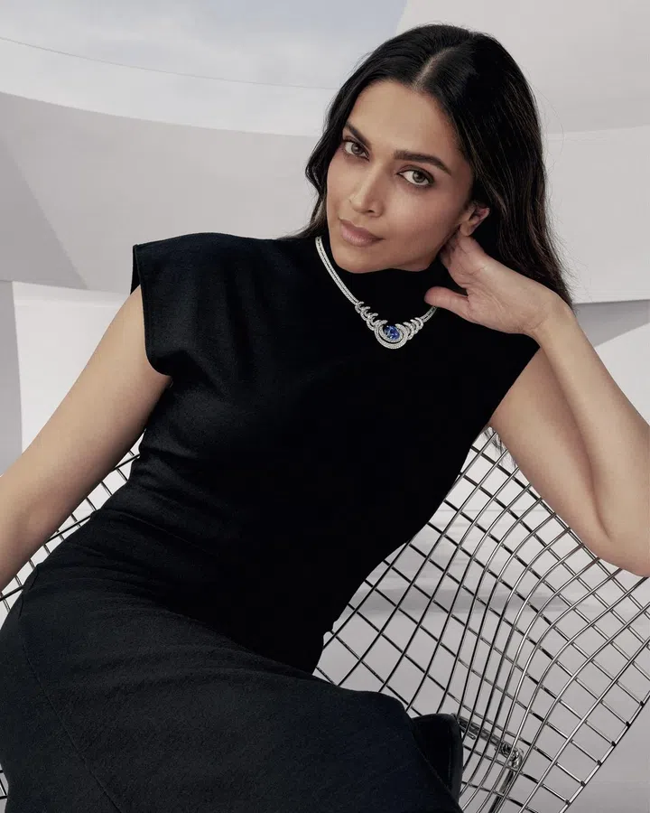 Deepika Padukone wears the Sama necklace in white gold with sapphire and diamonds