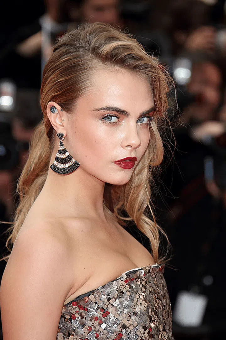 Radiant vibes in glowy skin, simple eye makeup and a bold berry lip.