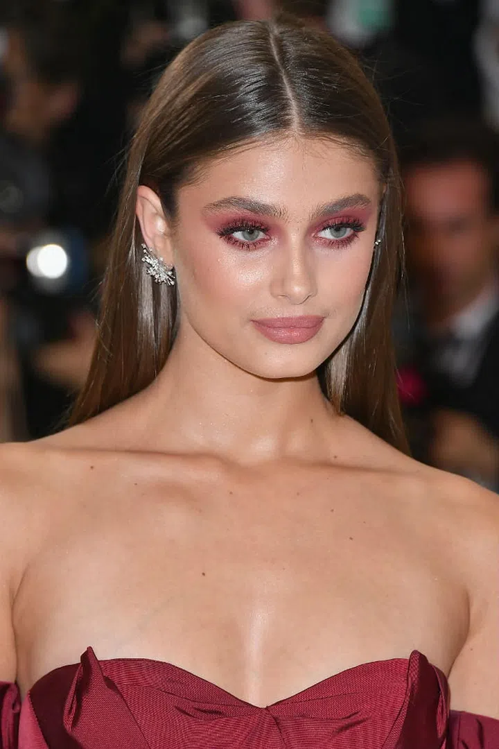 We love Hill's wine-hued eye makeup, which brought a sensual touch to an otherwise ordinary look (Photo: Getty)