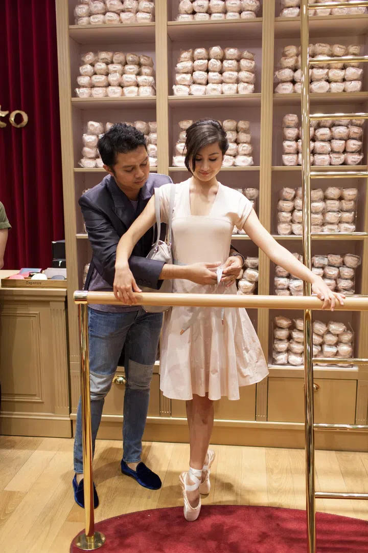 Senior Fashion Editor Windy Aulia on set