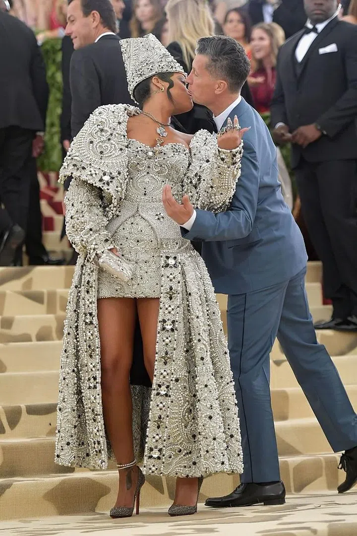 This moment is either a very awkward air kiss or some form of interpretive dance. Photo: Getty 