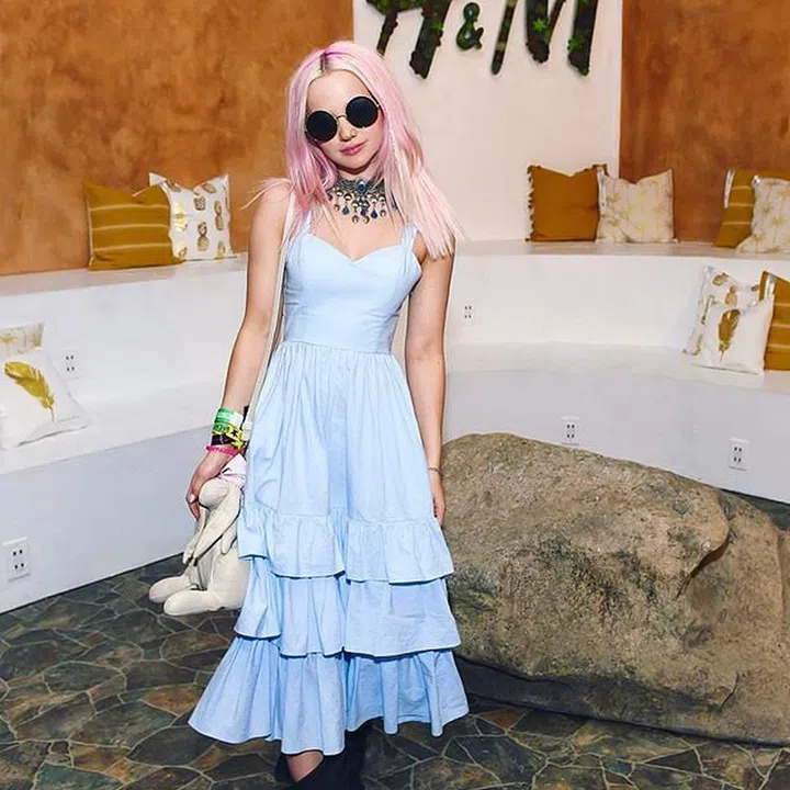 Photo: @dovecameron