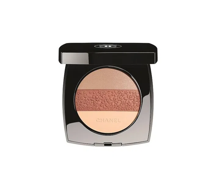 With three complementary neutrals, this handy palette holds all your sculpting needs. Besides, who could resist the intricate embossing?