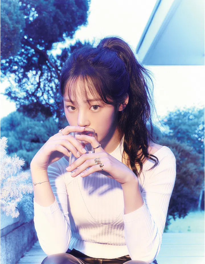 Minji NewJeans wearing Chanel No. 5 Jewellery rings and bracelet