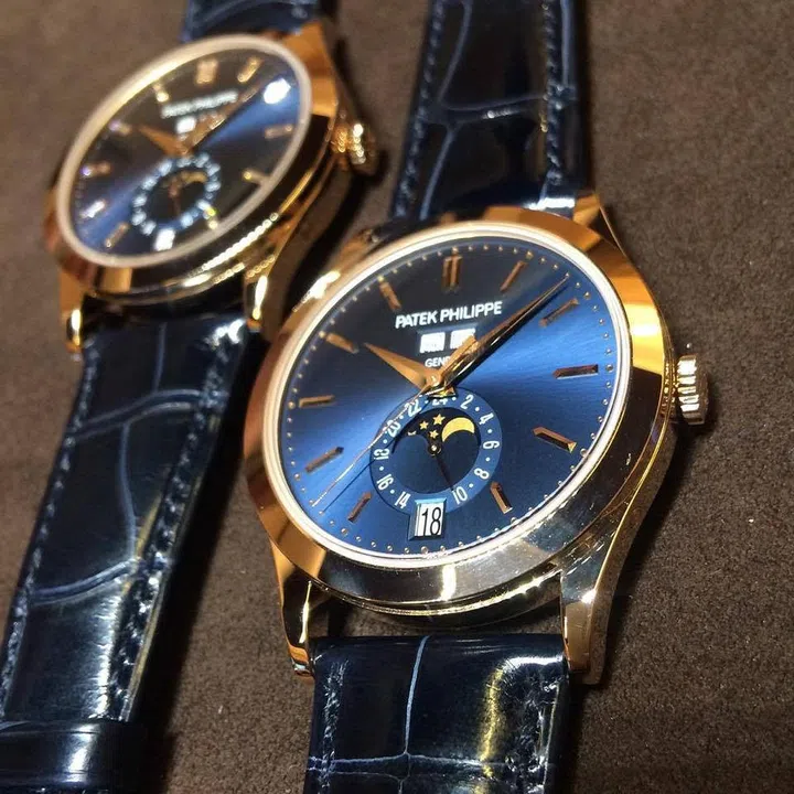 The Annual Calendar comes in 2 versions: 1 with gold applied hour markers (ref 5396R-014) and the other with baguette diamond hour markers (ref 5396R-015)