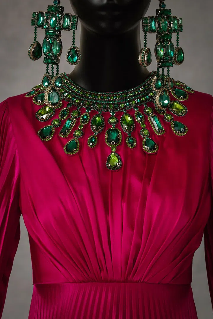 Intricate jewellery that matches the details on the dress' neckline. Photo: Courtesy of Asian Civilisations Museum, photographed by Lenne Chai