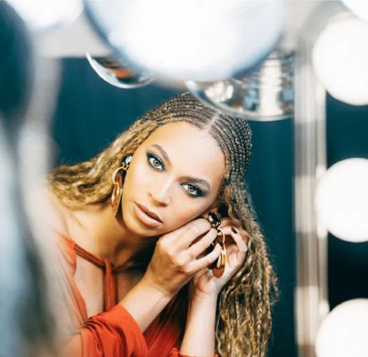 There’s nothing more seductive than come-hither eyes in a smoky effect. However, switch things up a bit and try a rich gemstone shade like Queen Bey has in an opulent emerald hue. The effect is still as sexy but less predictable than regular black. Photo: Instagram