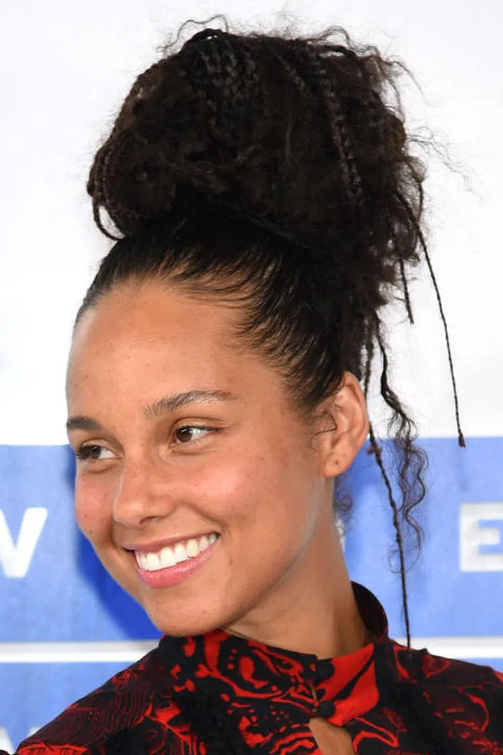 Going completely bare-faced, Keys continues her makeup-free streak and suffice it say, we're in awe of her flawless complexion.
