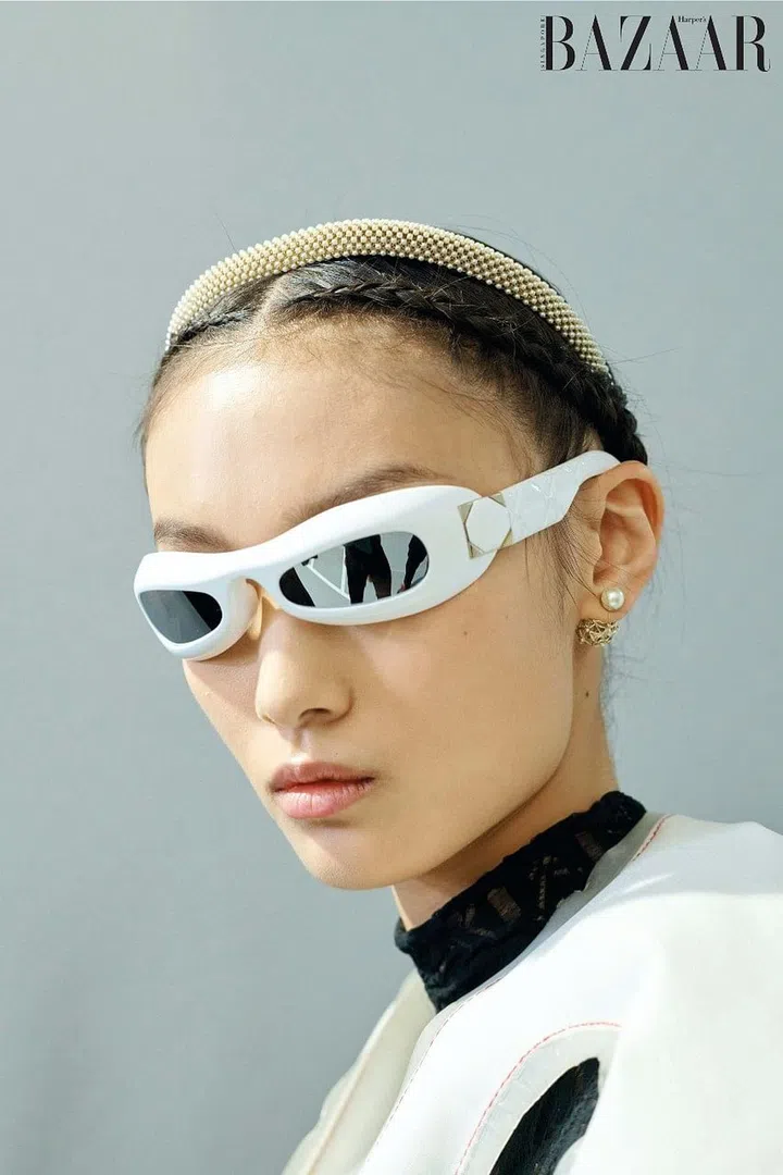 Second skin seamless lace knit sweater; D-Air Lab vest; gold finished metal and resin pearl D-Renaissance tiara; gold-finished metal, resin pearl and crystal Dior Tribales earring; acetate and gold finished metal
Lady 95.22 sunglasses, Dior