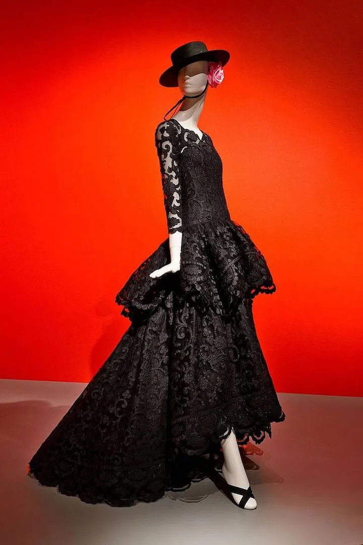 Oscar de la Renta, Evening Dress, spring 2005, silk tulle and silk taffeta appliqué, the Collection of Annette de la Renta (worn by Annette de la Renta at the Superheroes: Fashion and Fantasy Costume Institute Gala at the Metropolitan Museum of Art, 2008)
