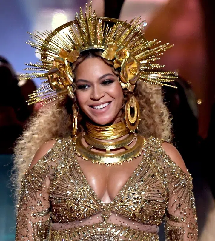 Queen Bey showed the world how a true diva rolls: glowing skin, outstanding showmanship and crown included.  

Photo: Getty Images