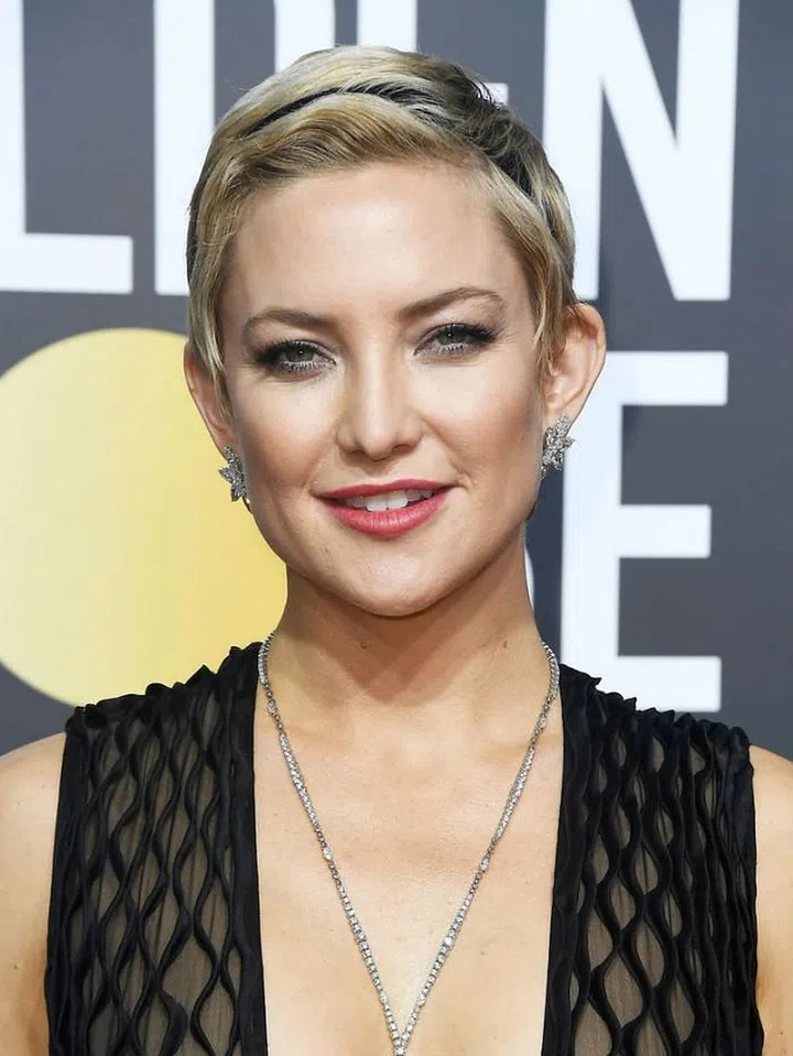 Since she sheared off her locks, Kate Hudson has been all kinds of #hairgoals. And here she is looking fresh and radiant with coral cheeks and stained lips. 