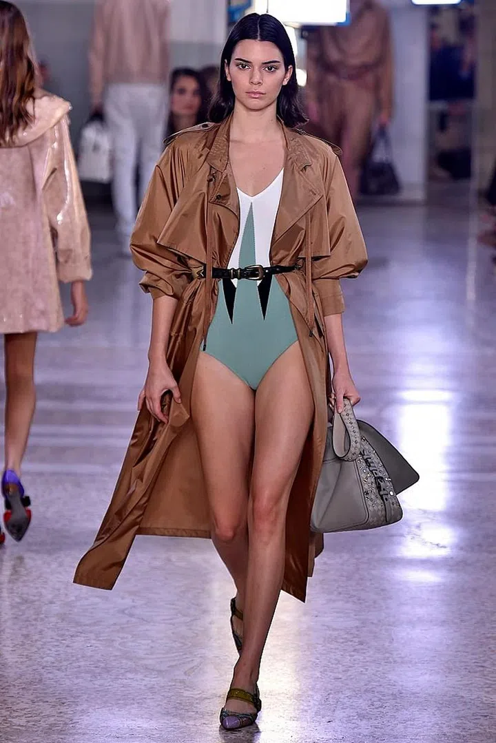 MILAN, ITALY - SEPTEMBER 23: Kendall Jenner walks the runway at the Bottega Veneta Ready to Wear Spring/Summer 2018 fashion show during Milan Fashion Week Spring/Summer 2018 on September 23, 2017 in Milan, Italy. (Photo by Victor VIRGILE/Gamma-Rapho via Getty Images)