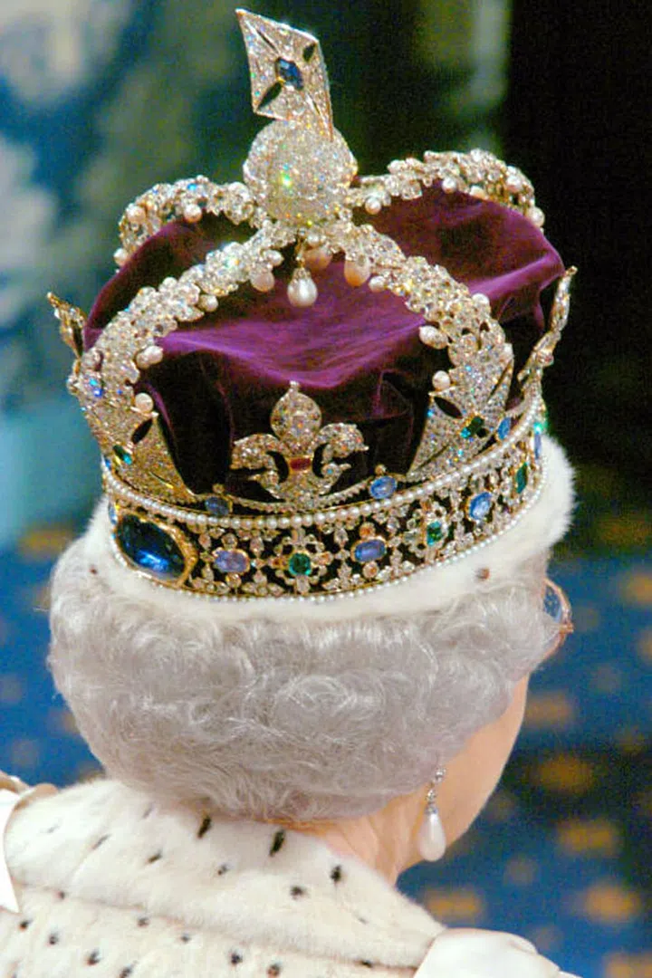 Queen Elizabeth II wears the Imperial State Crown.